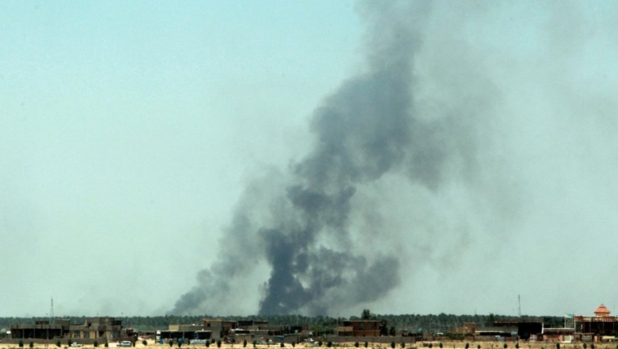 De la fumée s'élève au dessus de Fallouja lors de combats pour reprendre la ville au groupe EI, le 14 juin 2016 en Irak