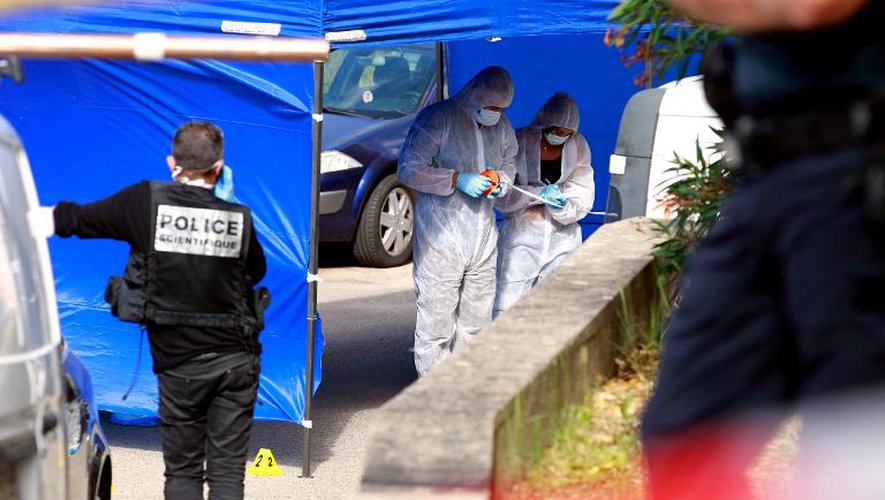 Des experts de la police scientifique examinent la scène de crime d'un homme tué par balles à Ajaccio, le 18 septembre 2013