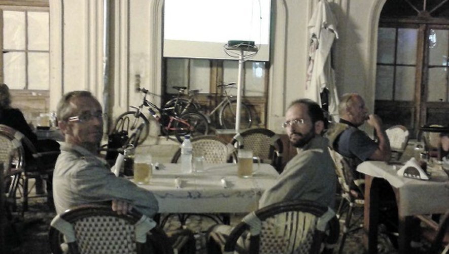 Cédric Galandrin et son père, à la terrasse d’un café le soir d’Albanie-Ukraine.