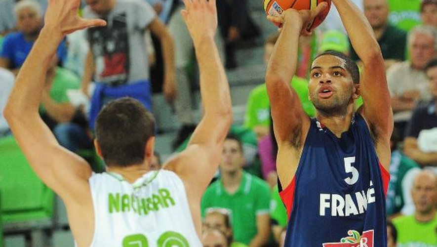 Nicolas Batum (d), shoote pour l'équipe de France contre la Slovénie en quart de finale de l'Eurobasket le 18 septembre 2013 à Ljublana