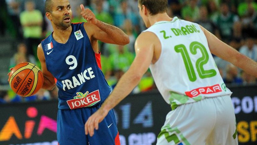 Tony Parker (g), meneur de jeu de l'équipe de France de basket, contre la Slovénie en quart de finale de l'Euro le 18 septembre 2013 à Ljubljana