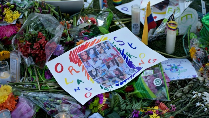 Des photos et des fleurs déposées en hommage aux victimes de la tuerie d'Orlando, à Orlando en Floride, le 14 juin 2016