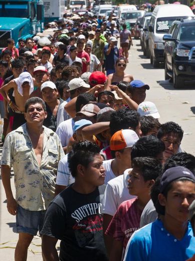 Des habitants d'Acapulco font la queue en attente de distribution de nourriture le 18 septembre 2013 dan une rue de la ville
