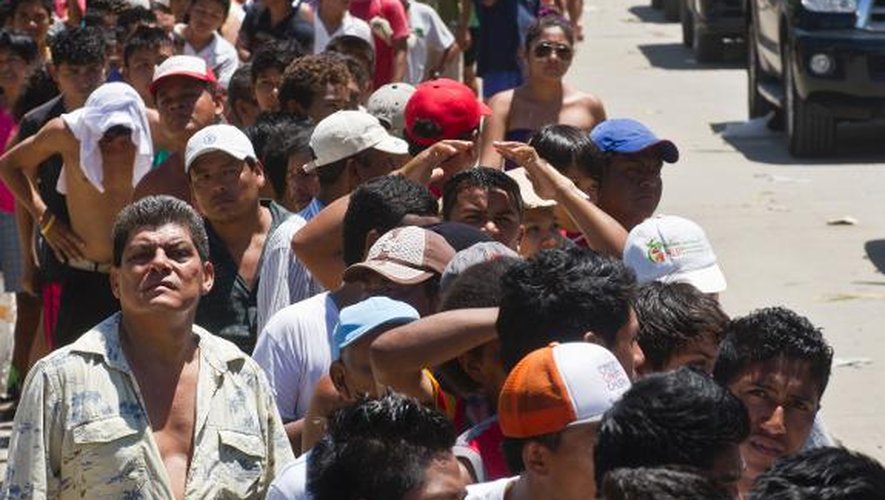 Des habitants d'Acapulco font la queue en attente de distribution de nourriture le 18 septembre 2013 dan une rue de la ville
