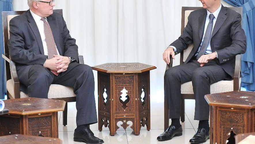 Photo fournie le 18 septembre 2013 par l'agence Sana montrant le président syrien Bachar al-Assad (d) recevant à Damas le vice-ministre russe des Affaires étrangères Sergueï Riabkov
