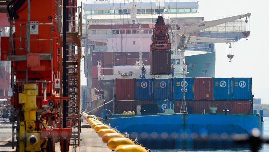 Des containers sont chargés à bord d'un cargo dans le port de Tokyo, le 19 septembre 2013