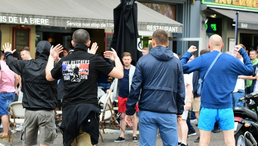 Des hooligans russes s'en prennent à des supporters anglais, le 14 juin 2016 à Lille