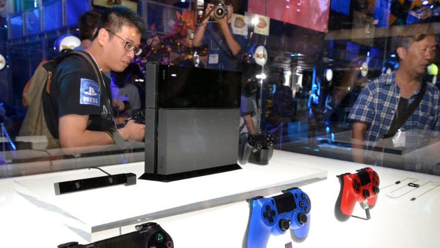 Des visiteurs du Tokyo Game Show regardent la dernière console de Sony, la PlayStation 4, le 19 septembre 2013