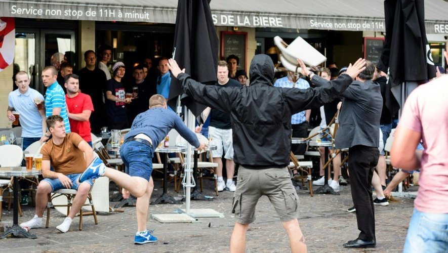 Des hooligans russes jettent des chaises sur des supporters anglais, le 14 juin 2016 à Lille