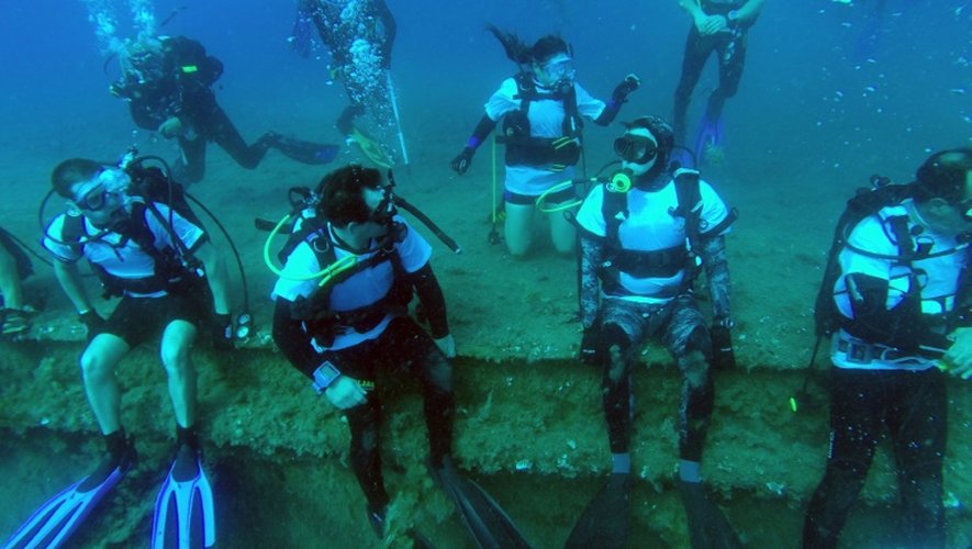 Des plongeurs explorent l'épave du ferry Zenobia le 28 juin 2015 au large de Chypre où il a sombré il y a 35 ans