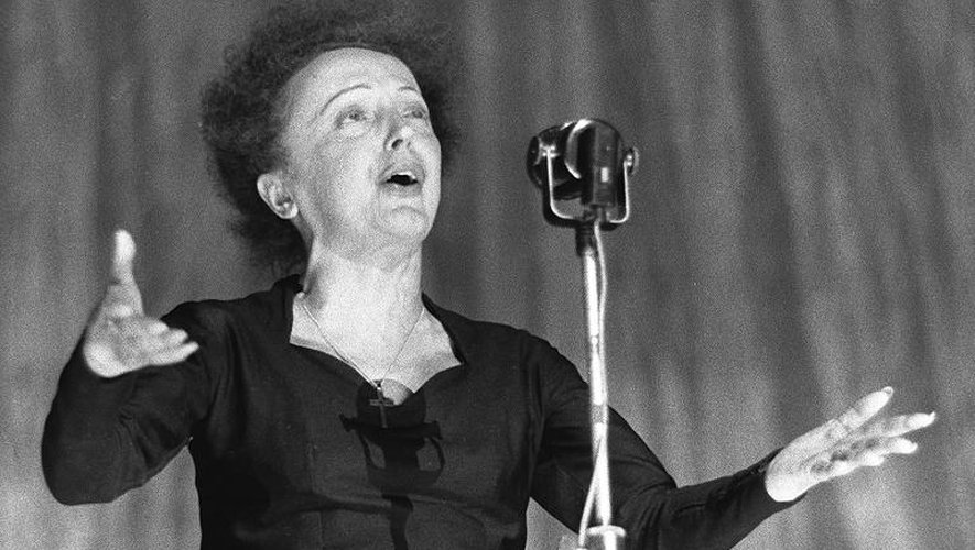 La chanteuse Edith Piaf, le 30 décembre 1960, à l'Olympia à Paris