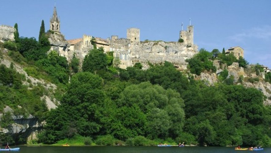 Aiguèze - Le village domine l’Ardèche