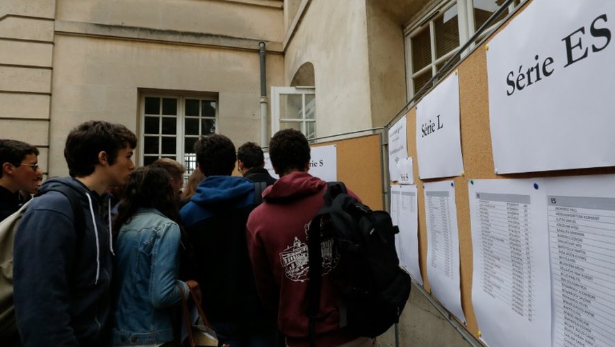 Des candidats au baccalauréat à leur arrivée au lycée Charlemagne le 15 juin 2016 à Paris