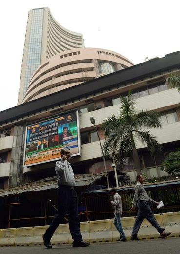 Des personnes passent devant le siège de la Bourse de Bombay, le 19 septembre 2013