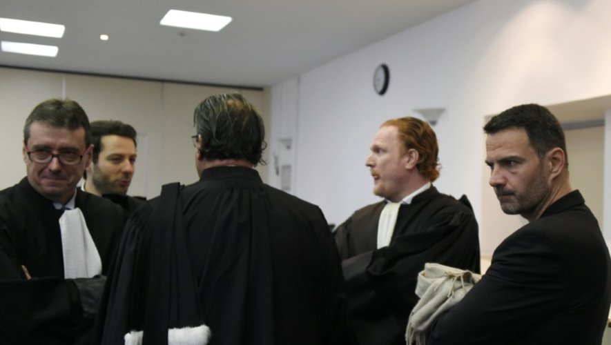 Le courtier Jerome Kerviel aux cotés de ses avocats à la Cour d'appel de Versailles le 15 juin 2016 pour la réouverture de son procès