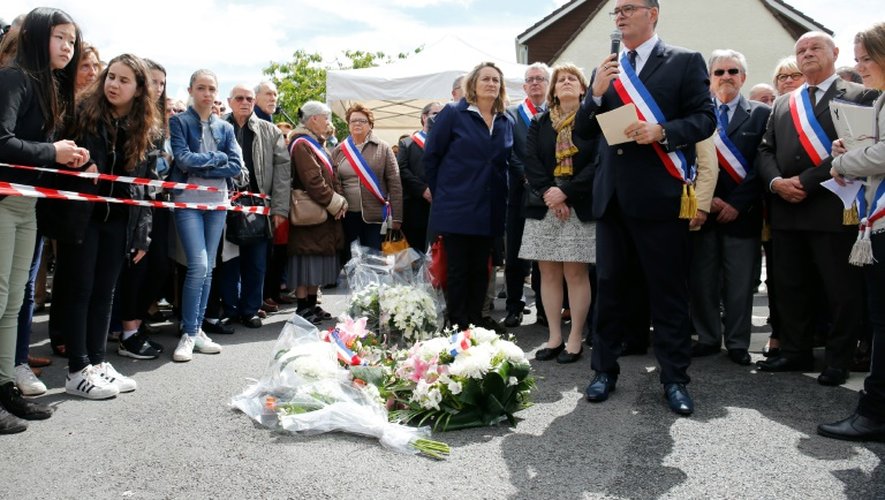 Le maire de Magnanville, Michel Lebouc (c), lors de l'hommage au policier et sa compagne tués, le 15 juin 2016 à Magnanville
