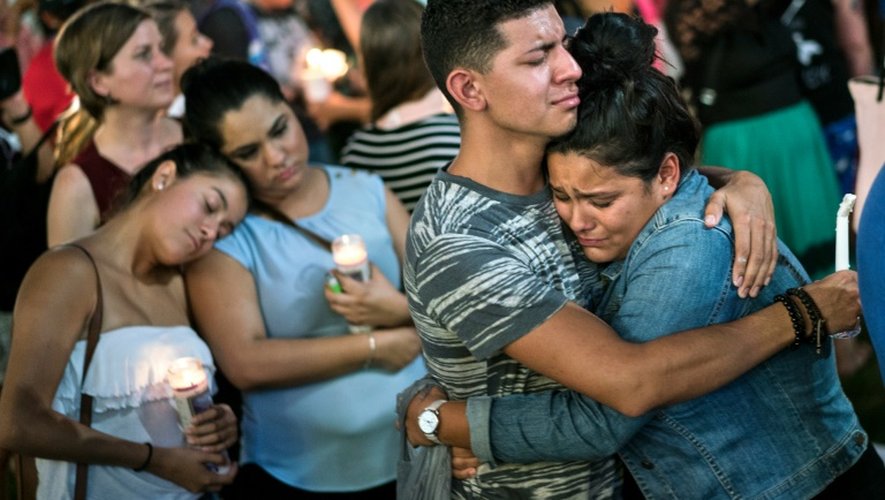 Des personnes se consolent lors d'une veillée funèbre à Orlando le 13 juin 2016