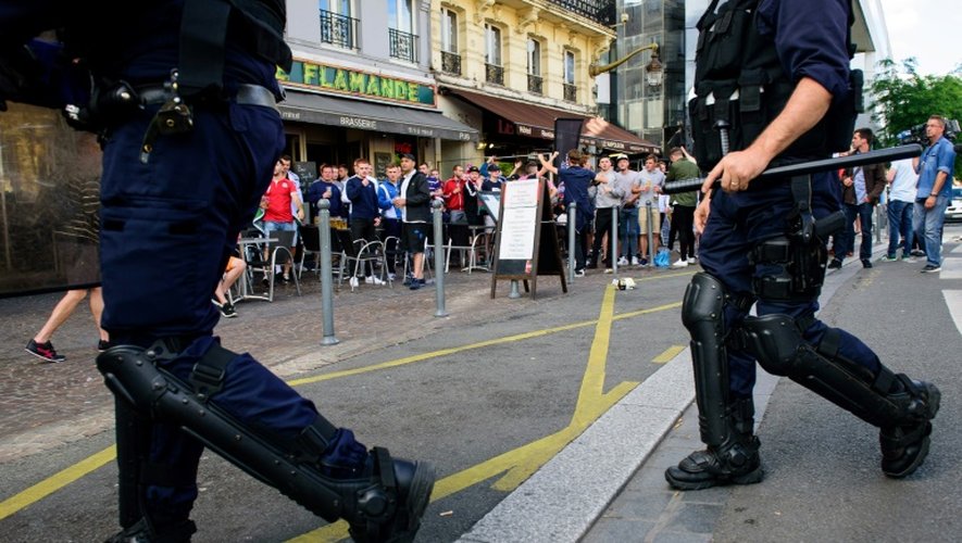 Arrivée de policiers sur le lieu d'une altercation entre supporters russes et anglais le 14 juin 2016 à Lille