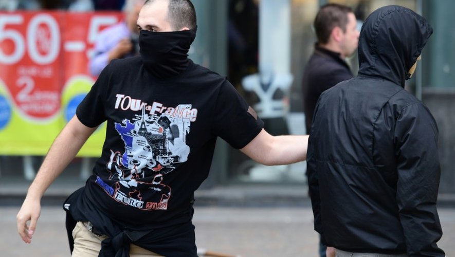 Un supporter russe masqué le 14 juin 2016 à Lille