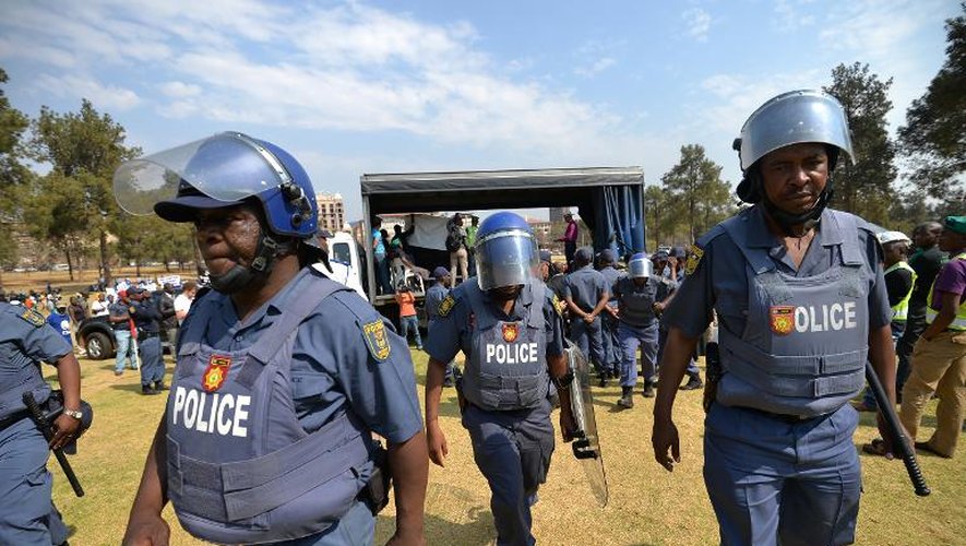Des policiers sud-africains à Pretoria lors d'une manifestation en hommages aux travailleurs tombés à Marikana en août 2012, le 12 septembre 2013