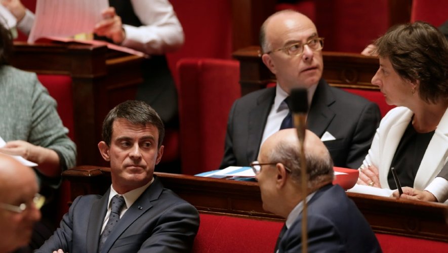 Le Premier ministre Manuel Valls et le ministre de l'Intérieur Bernard lors des questions au gouvernement le 14 juin 2016 à l'Assemblée nationale à Paris