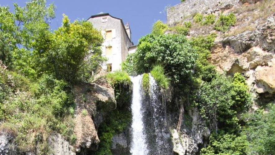 Salles-la-Source - Une cascade au cœur du village