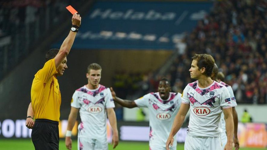 Le défenseur de Bordeaux Lucas Orban reçoit un carton rouge en Europa League, le 19 septembre 2013 à Francfort
