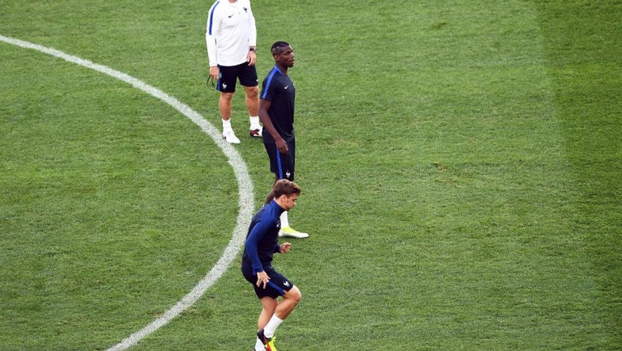 Le sélectionneur de l'équipe de France Didier Deschamps avec Paul Pogba et Antoine Griezmann lors d'un entraînement le 14 juin 2016 au stade Véodrome de Marseille