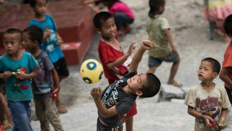Des enfants jouent dans la cour d'une école primaire de Longfu Township, dans la région autonome du Guangxi en Chine, le 19 juin 2015