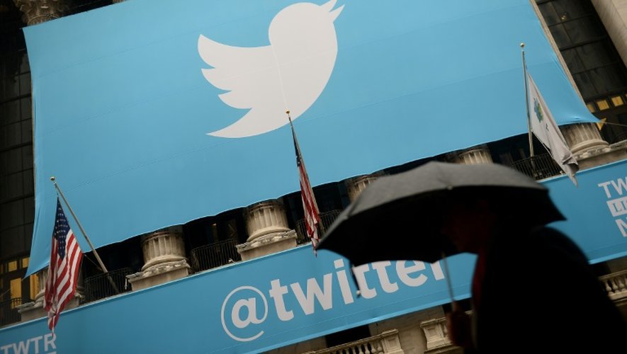 Un drapeau frappé du logo de Twitter sur la facade de la Bourse de New York, le 7 novembre 2013, premier jour du cotation du réseau social en ligne américain qui avait vu le titre s'envoler de plus de 70%