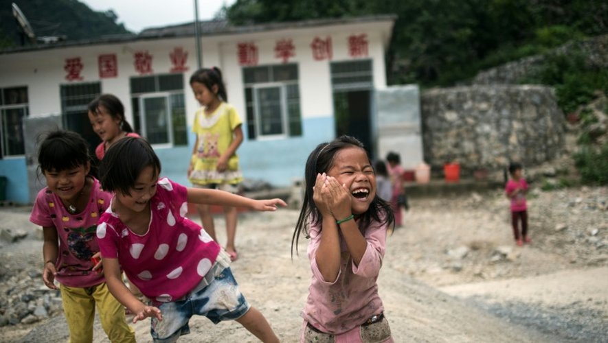 Des enfants jouent dans la cour d'une école primaire de Longfu Township, dans la région autonome de Guangxi en Chine, le 19 juin 2015