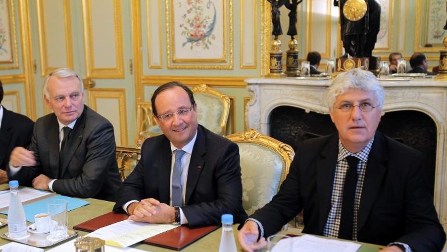 Le président François Hollande entre le Premier ministre Jean-Marc Ayrault et le ministre de l'Ecologie Philippe Martin le 18 septembre 2013 à l'Elysée à Paris