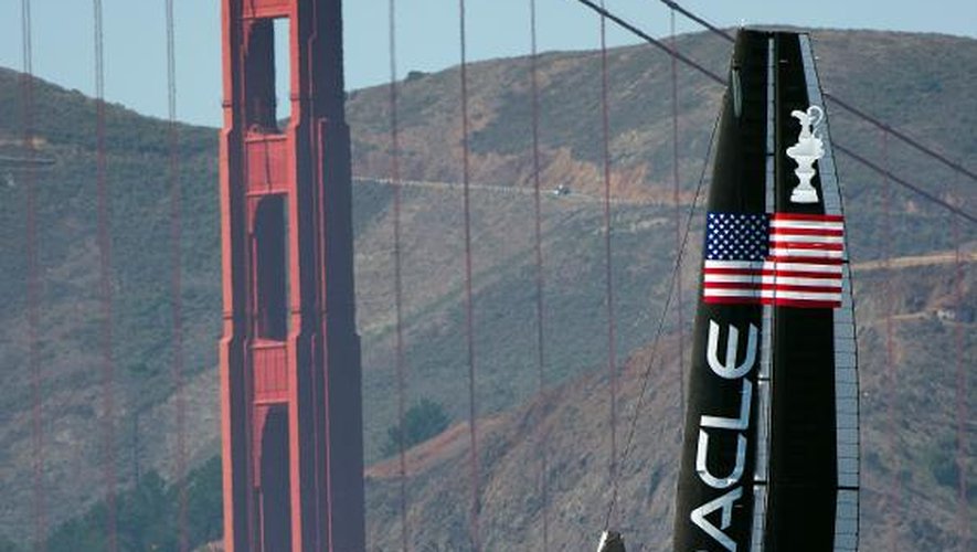 Oracle Team USA près du pont Golden Gate dans la baie de San Francisco, le 19 septembre 2013