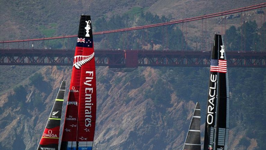 Oracle Team USA et son challenger Emirates Team New Zealand, près du pont Golden Gate dans la baie de San Francisco, le 19 septembre 2013