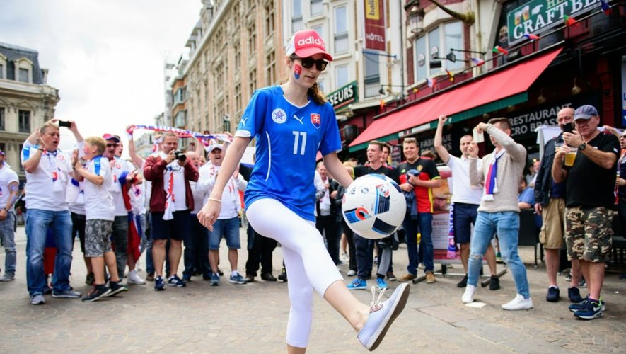 Une supportrice slovaque fait des jongles à Lille, le 15 juin 2016