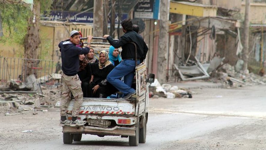 Des Syriens fuient la ville de Deir Ezzor, le 19 septembre 2013
