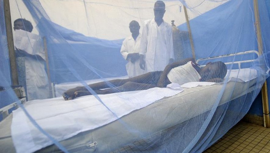 Un enfant malade  allongé sous une moustiquaire dans un hôpital d'Abidjan le 24 avril 2015