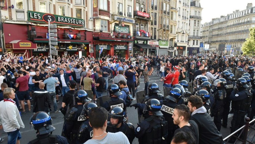Des CRS face à des supporteurs, le 15 juin 2016 à Lille