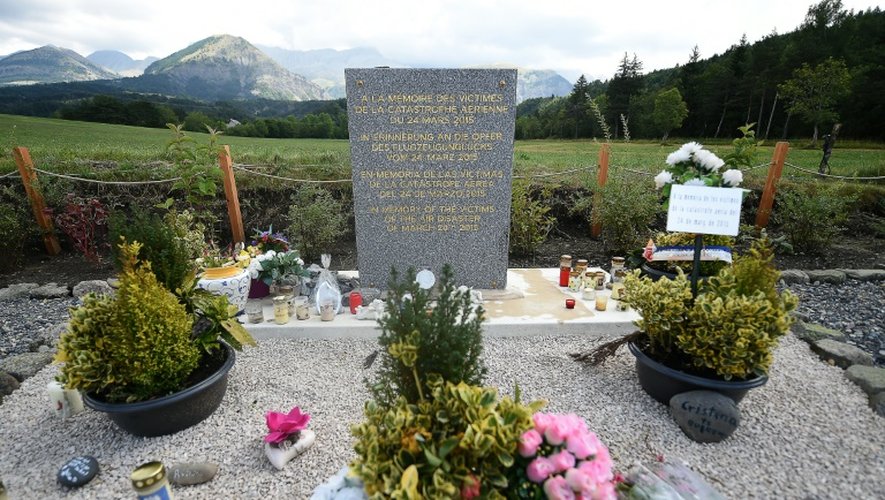 Une stèle en mémoire des victimes du crash de la Germanwings au Vernet le 24 juillet 2015