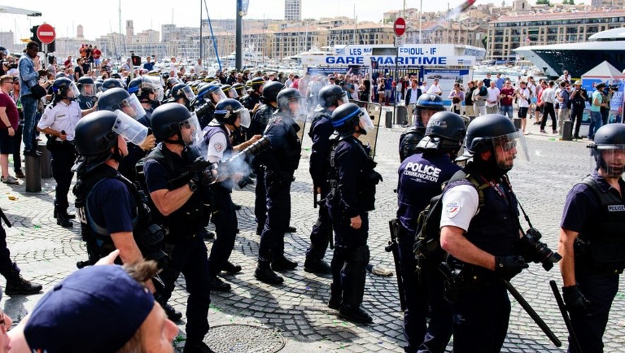 Un policier asperge de gaz lacrymogène des supporters anglais, russes et français à Marseille le 11 juin 2016