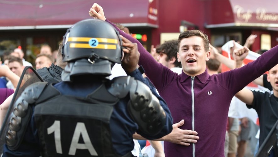 Un policier parle avec un supporter britannique à Lille le 15 juin 2016