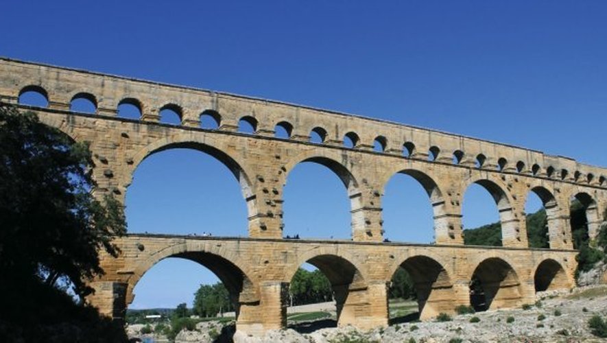 L’imposant colosse enjambe le Gardon. L’aqueduc acheminait l’eau vers Nîmes depuis la source de l’Eure à Uzès.