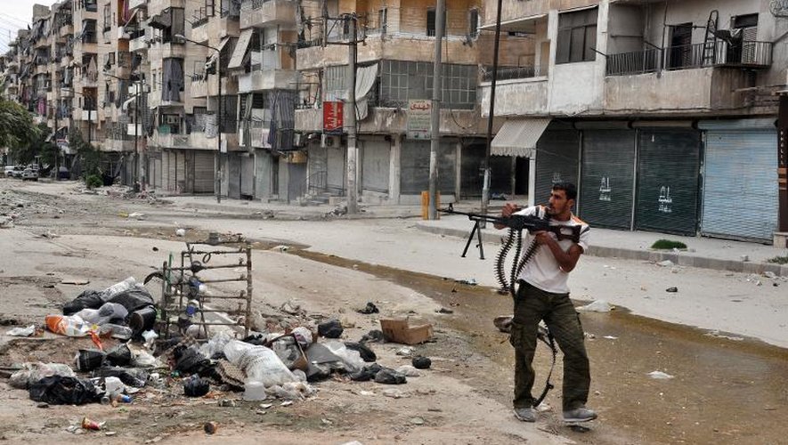 Un rebelle syrien tire sur les forces gouvernementales à Alep, le 20 septembre 2013