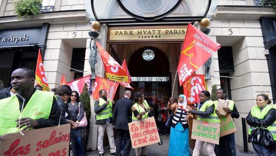 Des femmes de chambre manifestent devant le palace Park-Hyatt Paris-Vendôme, le 20 septembre 2013