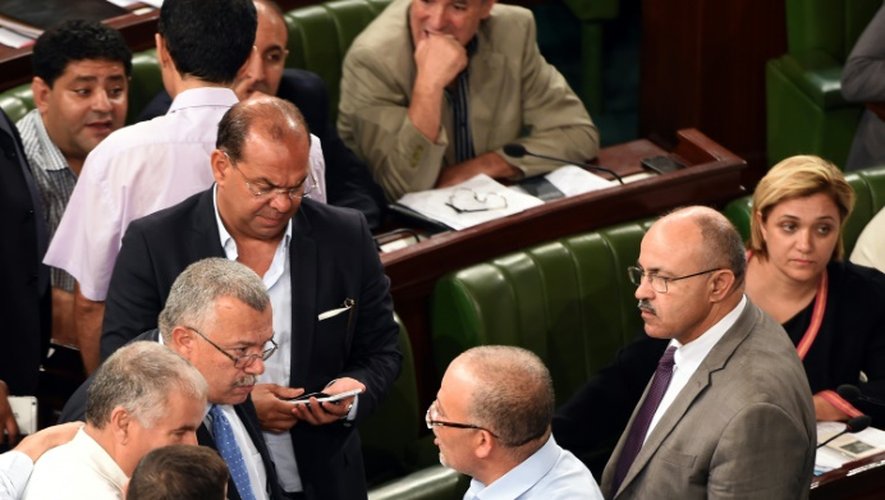 Des députés du parti islamiste Ennahda en discussion lors du débat à l'Assemblée sur la nouvelle loi antiterroriste le 24 juillet 2015 à Tunis