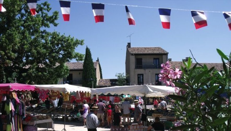 Le marché de Méjannes, chaque mardi matin, place aux Herbes.