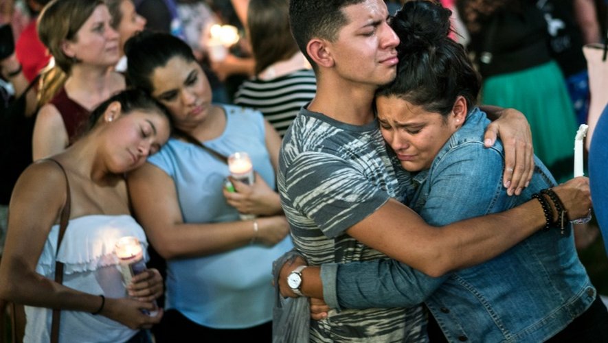 Des personnes se consolent lors d'une veillée funèbre à Orlando le 13 juin 2016