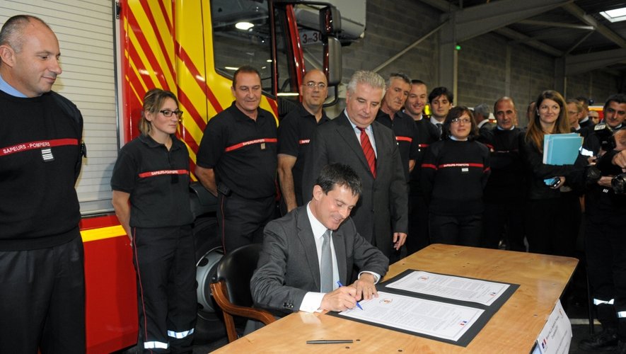 Le ministre de l'Intérieur Manuel Valls, sous le regard de Jean-Claude Anglars, conseiller général et président du Service départemental d'incendie et de secours (Sdis), a signé la charte du pompier volontaire au cours de sa visite au centre de secours de Viviez lors de sa venue en Aveyron.