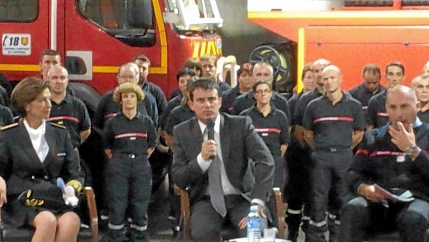 Accompagné de la préfète de l'Aveyron, Cécile Pozzo di Borgo, le ministre de l'Intérieur Manuel Valls s'est adressé aux sapeurs-pompiers du département au centre de secours de Viviez.