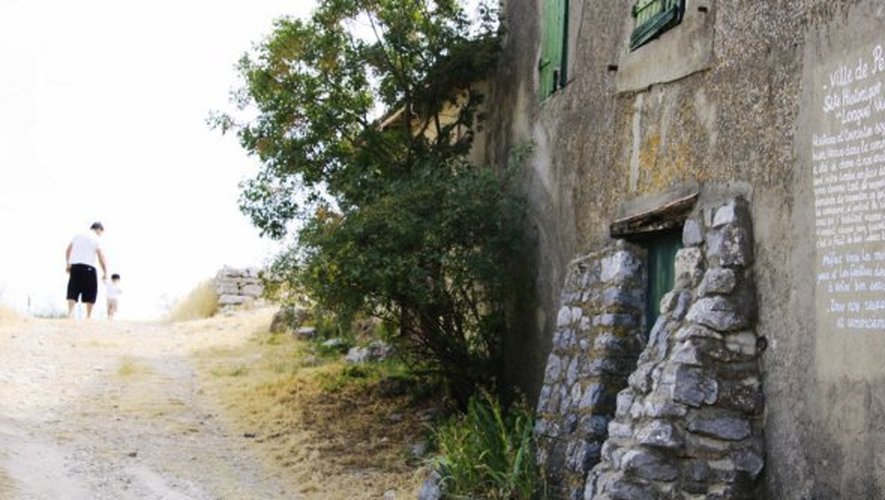 Périllos voit affluer tout au long de l’année un public curieux de découvrir le village abandonné.